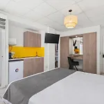 Bay Apartment *