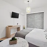 Bay Apartment *